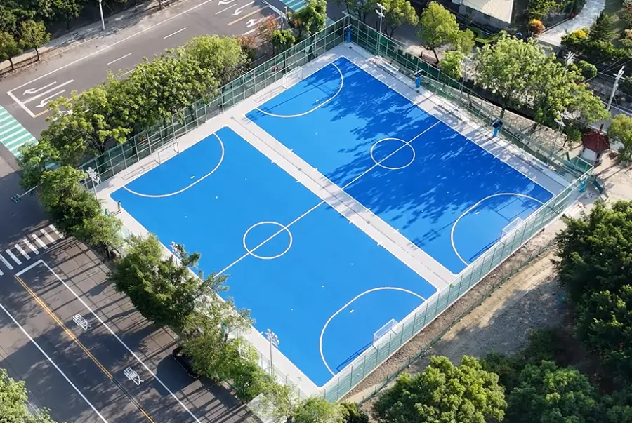 施工後,空拍藍色球場