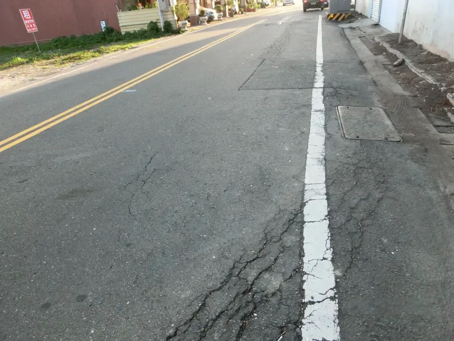 施工前,裂損的路面