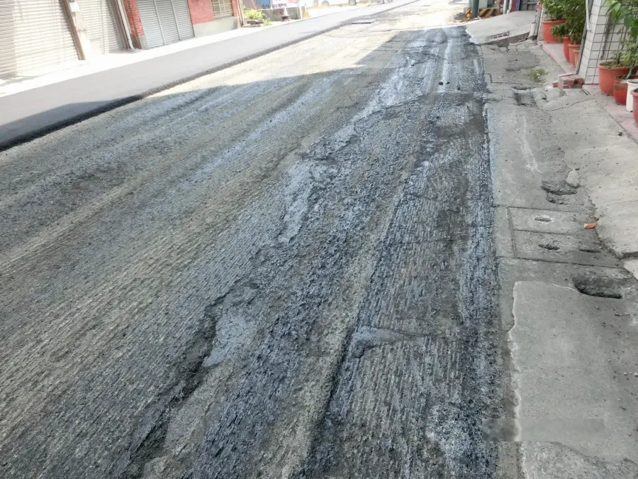 施工中,刨除舊路面