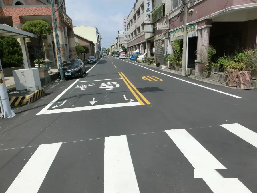 施工後,新鋪路面與標線