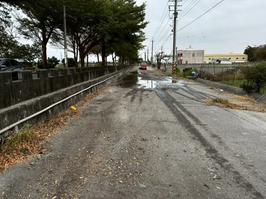 施工前,積水破損的道路