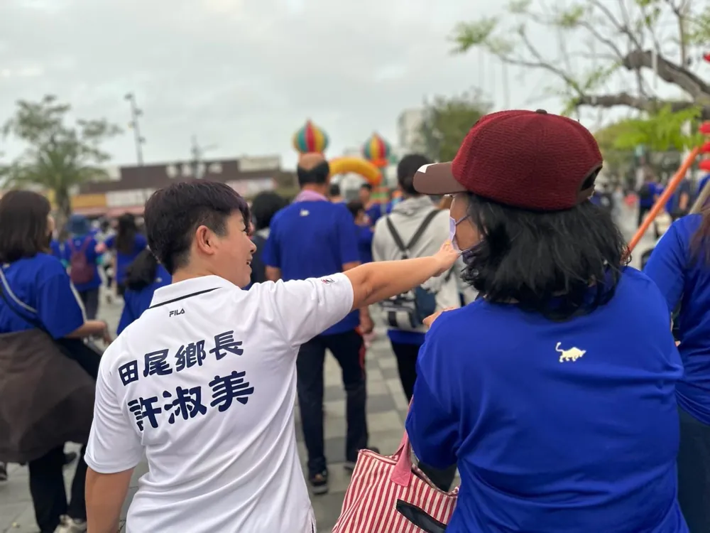 鄉長穿著印有「田尾鄉長 許淑美」的白衣,轉身面向健行的人群