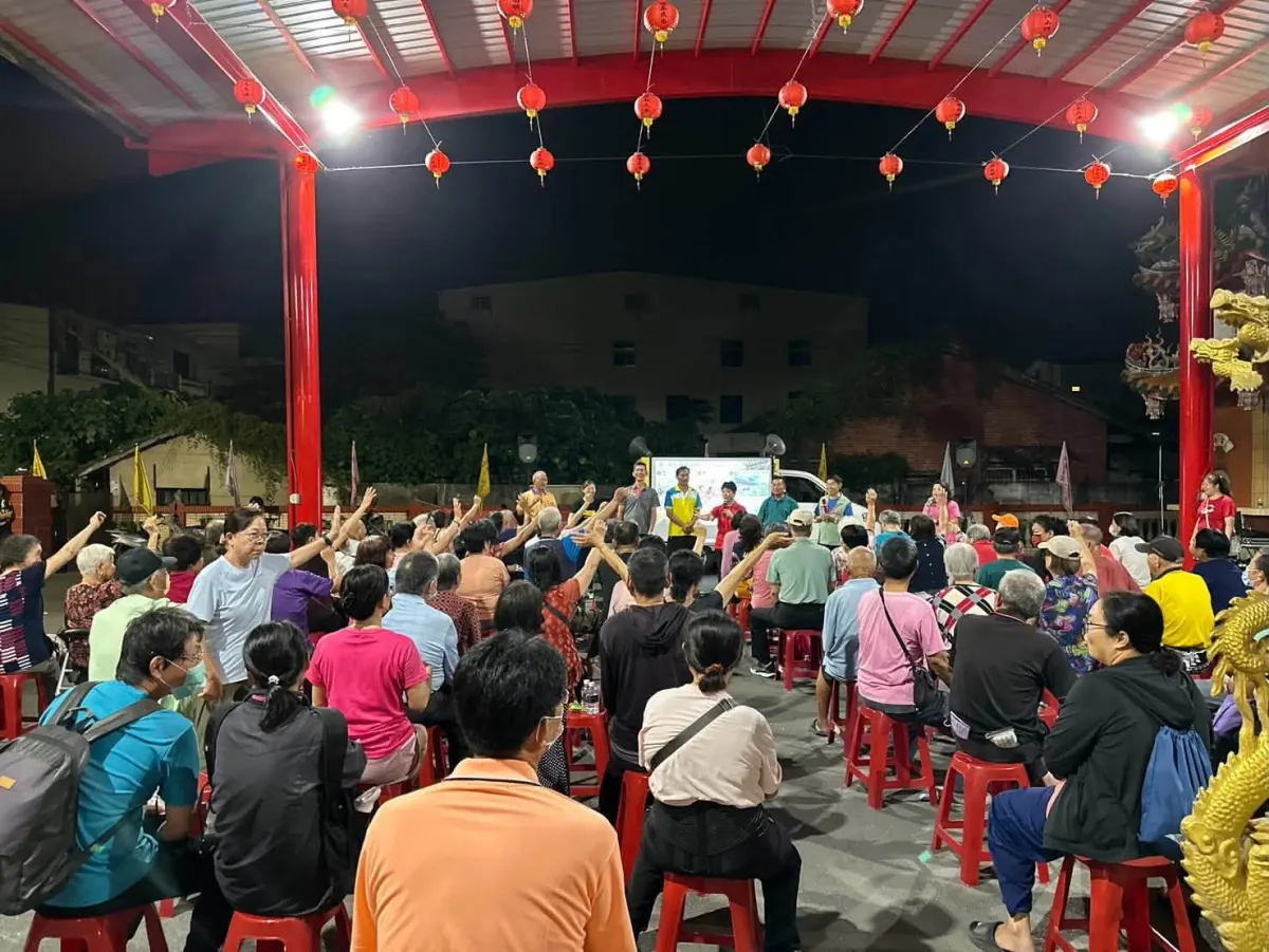沛霖宮廣場的現場，鄉親舉手，前方有人站著向大家說明