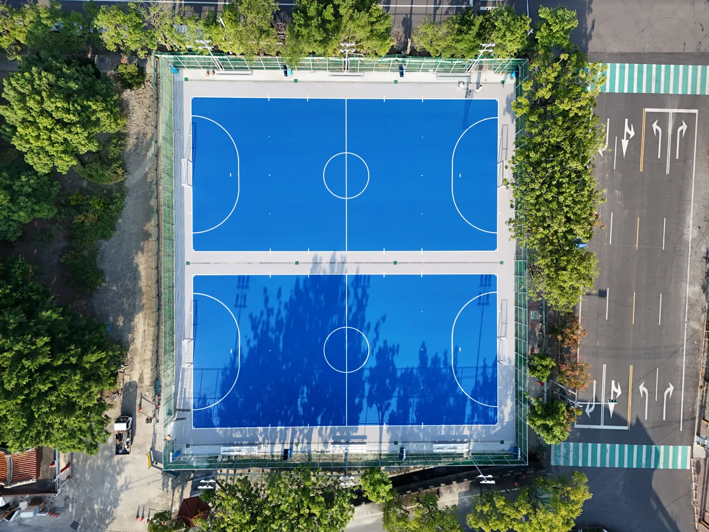 正上方空拍,兩座並排的球場