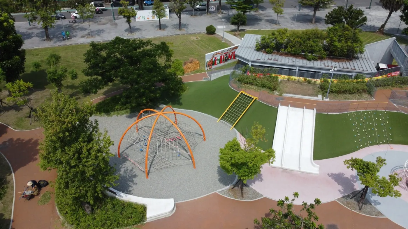 公園遊憩區空拍照,可見曲線步道與遊具